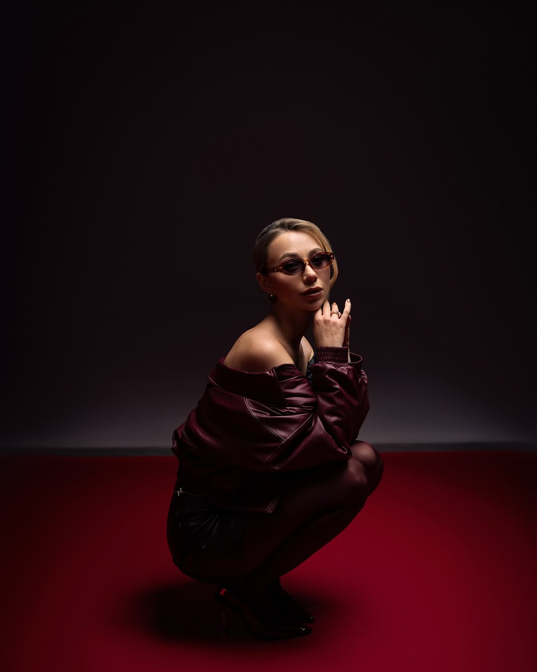 Мини-юбка и топ: жена Виктора Павлика показала образ на 8 марта, который сможет повторить каждая