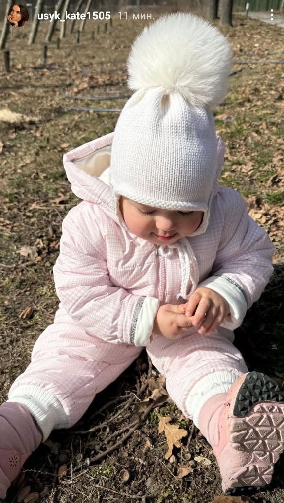 Жена Усика очаровала новым фото боксера с самой маленькой дочкой