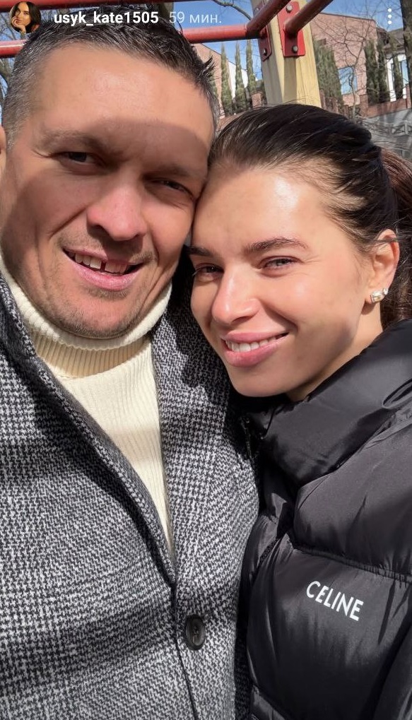 Жена Усика очаровала новым фото боксера с самой маленькой дочкой