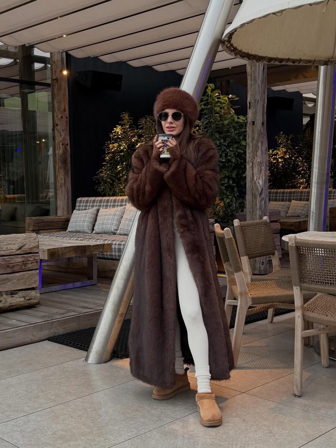 Кристина Горняк продемонстрировала стильный зимний "лук" с длинной шубой и уггами
