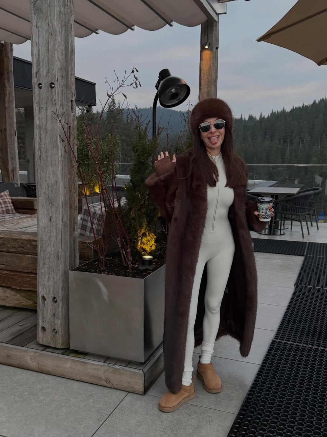 Кристина Горняк продемонстрировала стильный зимний "лук" с длинной шубой и уггами