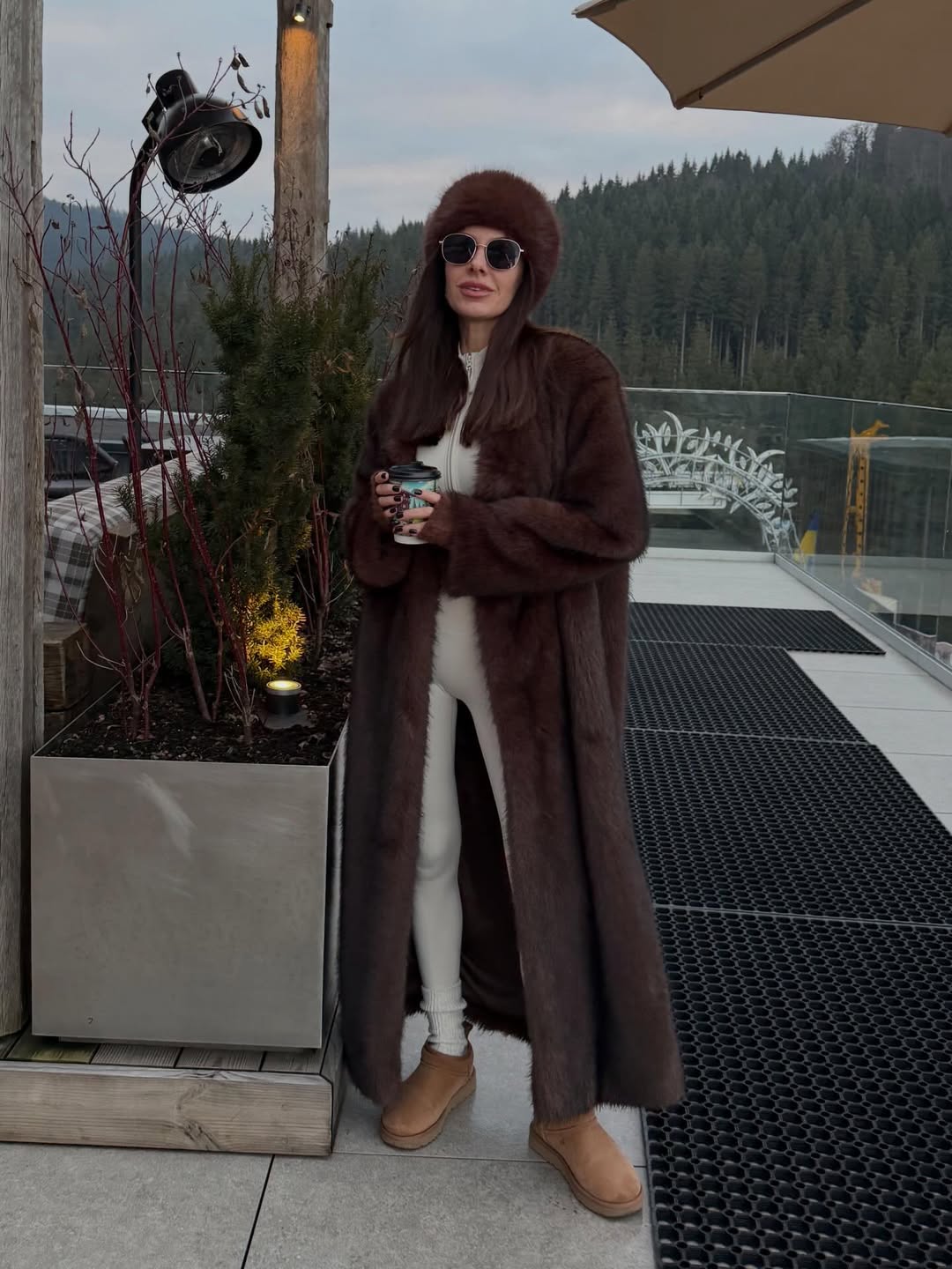 Кристина Горняк продемонстрировала стильный зимний "лук" с длинной шубой и уггами