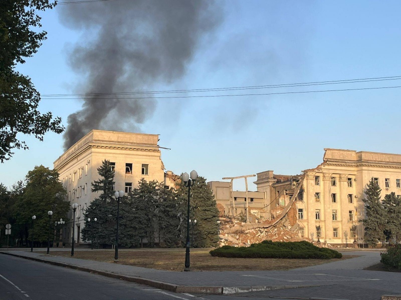 Kherson admin building burns for half a day after Russian attack