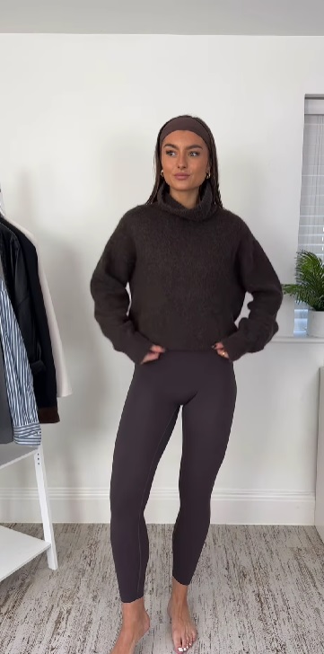 Блогерка показала, як створити стильні багатошарові образи на зиму (відео)