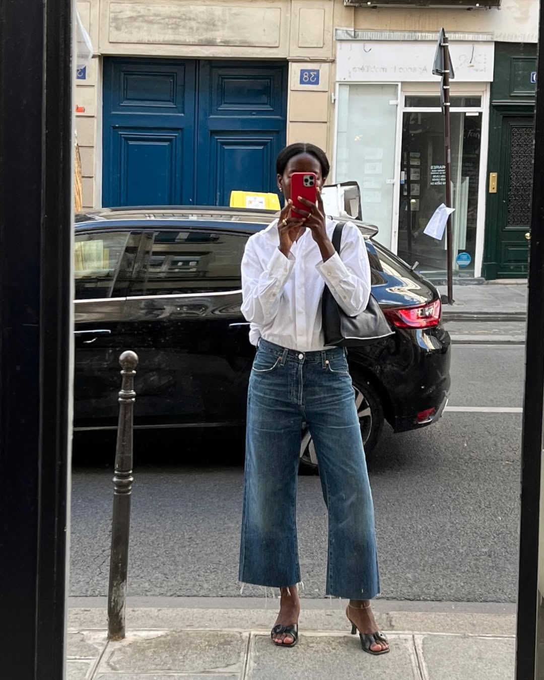 Замшеві кросівки та лофери: як виглядає трендове взуття на весну, яке модниці будуть носити з джинсами