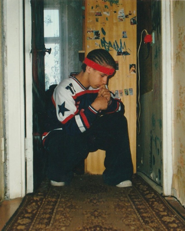 Монатик поделился в сети архивным снимком, на котором его сложно узнать