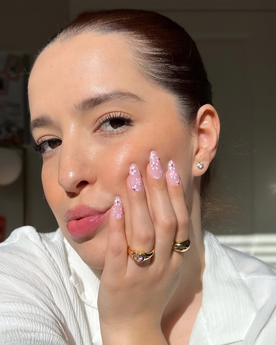 Тренды весны 2025: какие цвета и дизайны маникюра набирают популярность среди модниц