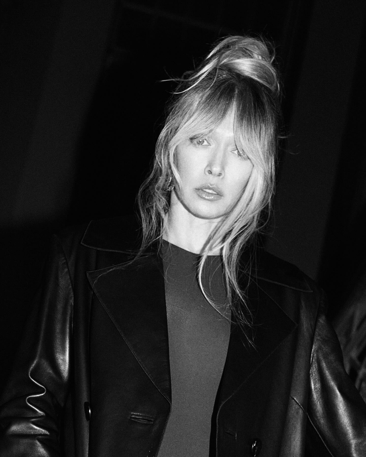 В обтягивающем боди и кожаном пальто: Вера Брежнева похвасталась стройными ногами в новой фотосессии