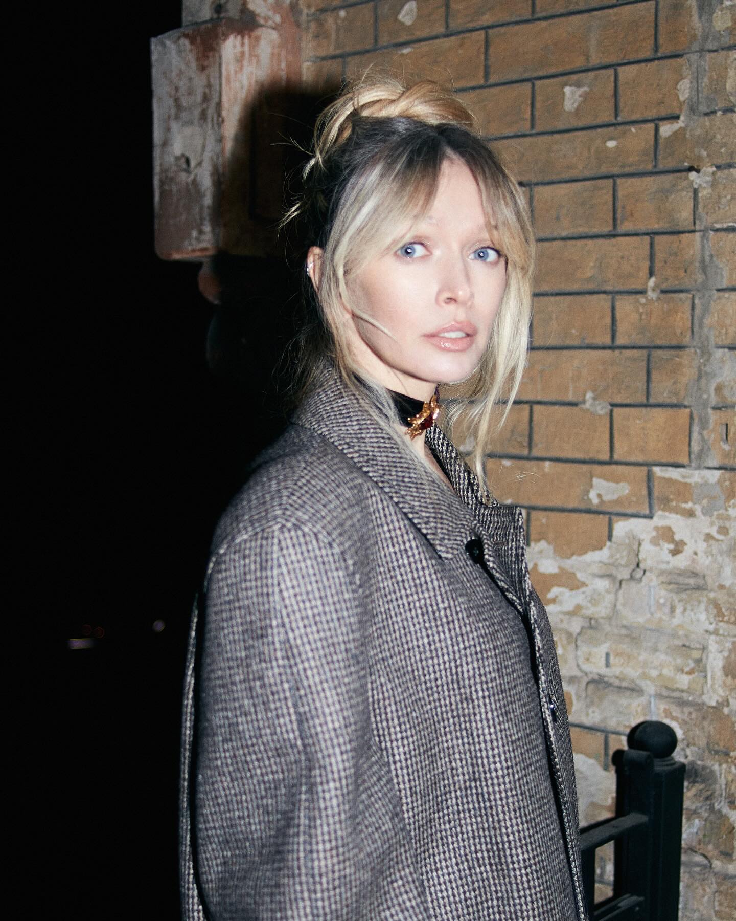 В обтягивающем боди и кожаном пальто: Вера Брежнева похвасталась стройными ногами в новой фотосессии