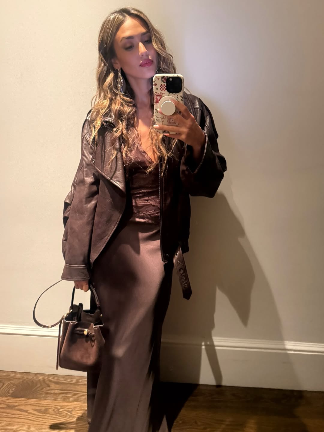 Шкіряні куртки - тренд осені 2025: які фасони та відтінки обирають світові зірки