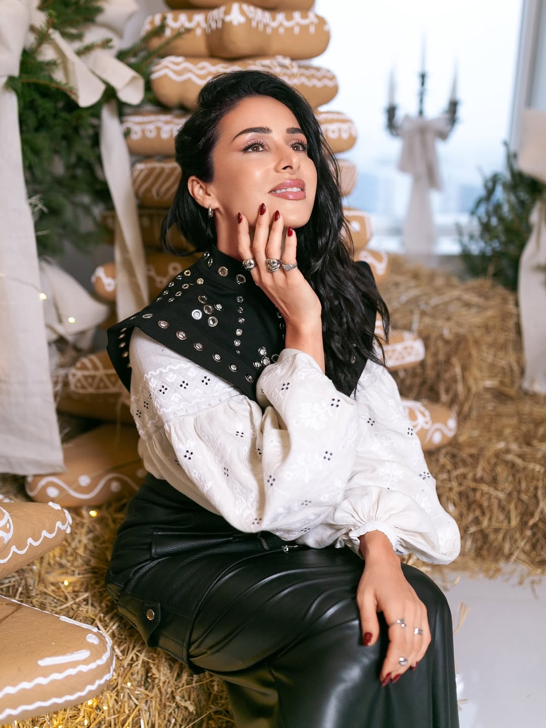 Как носить юбку из экокожи зимой 2026: стильный "лук" Златы Огневич