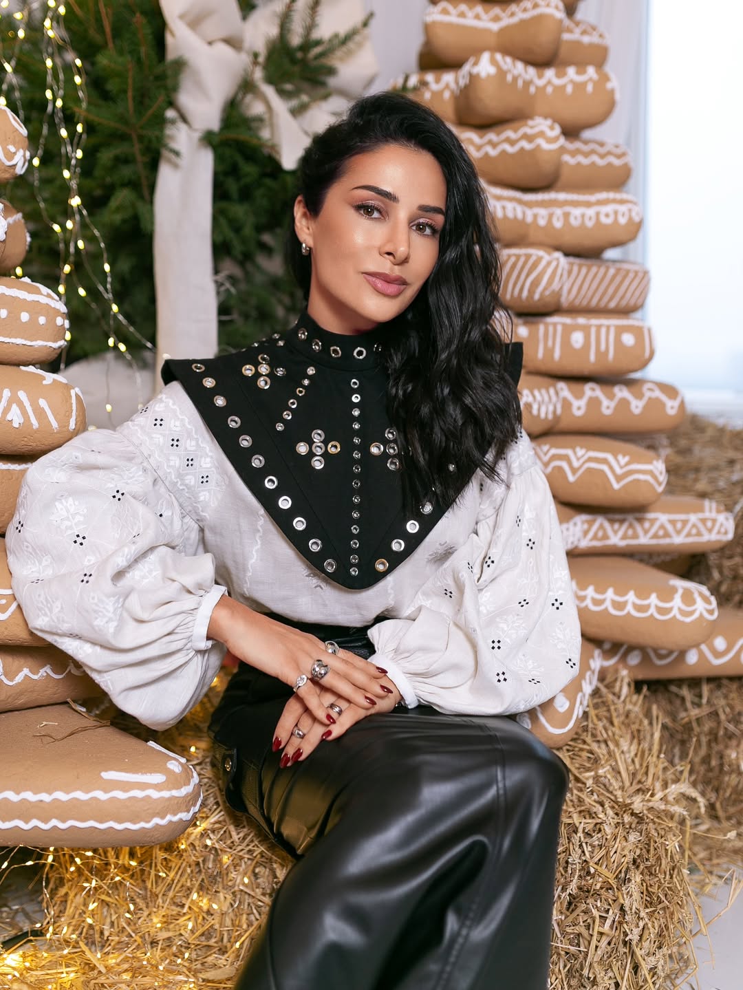 Как носить юбку из экокожи зимой 2026: стильный "лук" Златы Огневич