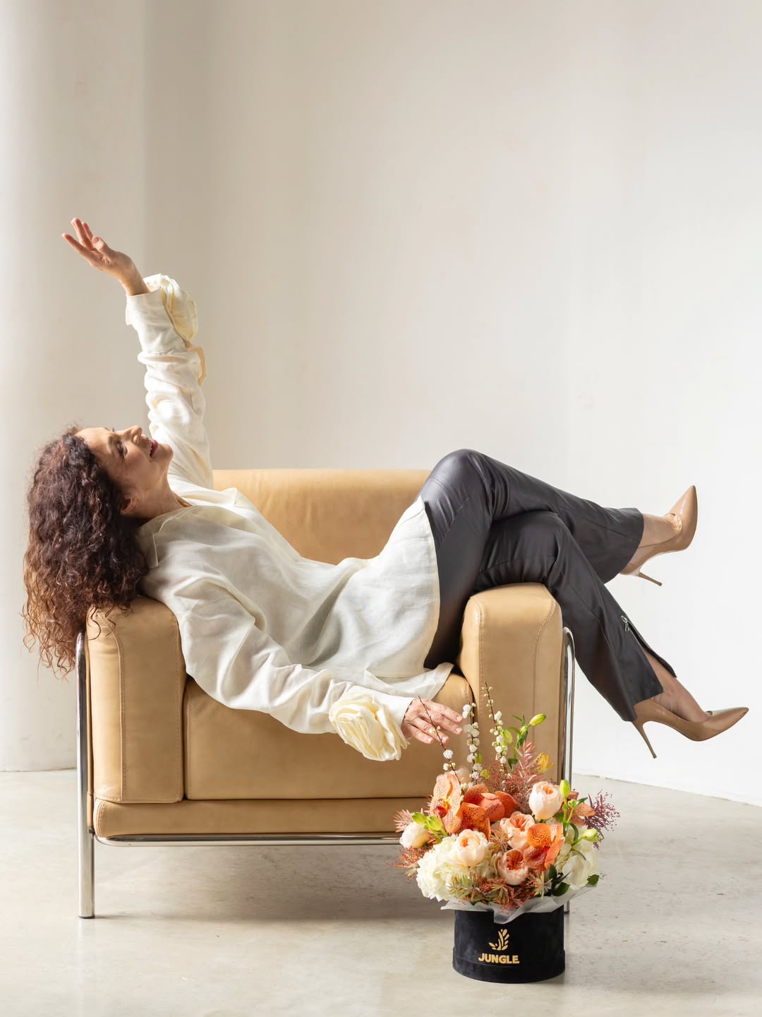 Весенний must-have: Надя Матвеева в брюках из экокожи, которые спасают от ветра и дождя