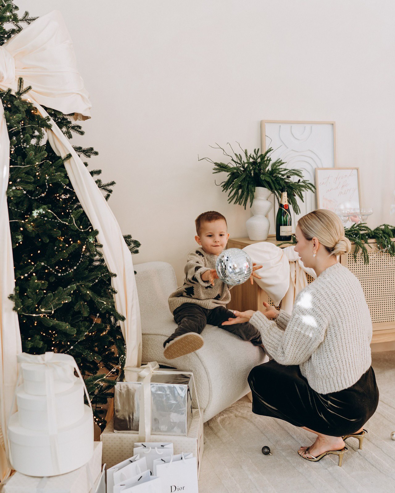 Дружина Віктора Павліка зачарувала новорічною фотосесією із сином: &quot;Цей світ для тебе&quot;