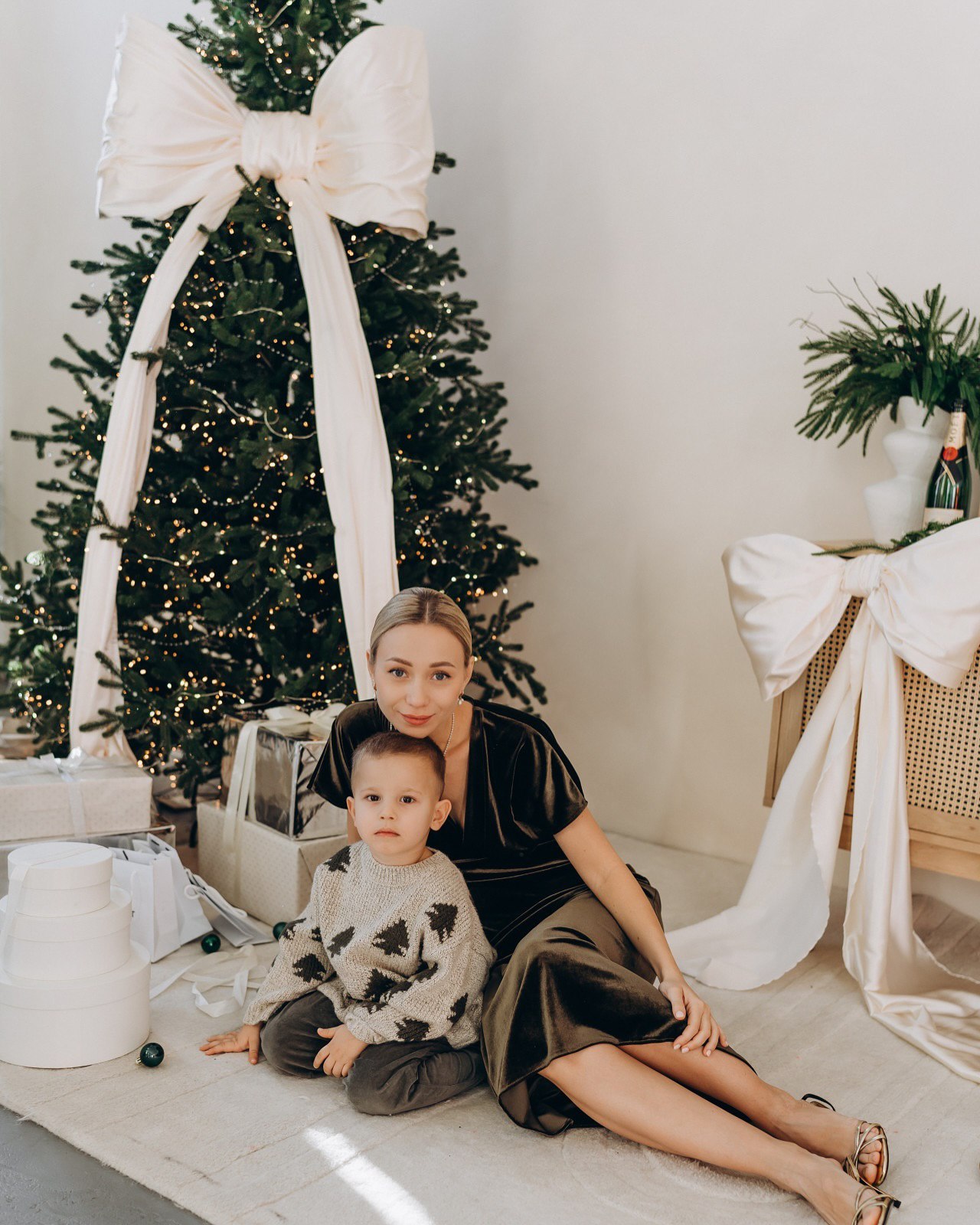 Дружина Віктора Павліка зачарувала новорічною фотосесією із сином: &quot;Цей світ для тебе&quot;