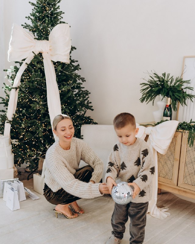 Дружина Віктора Павліка зачарувала новорічною фотосесією із сином: &quot;Цей світ для тебе&quot;