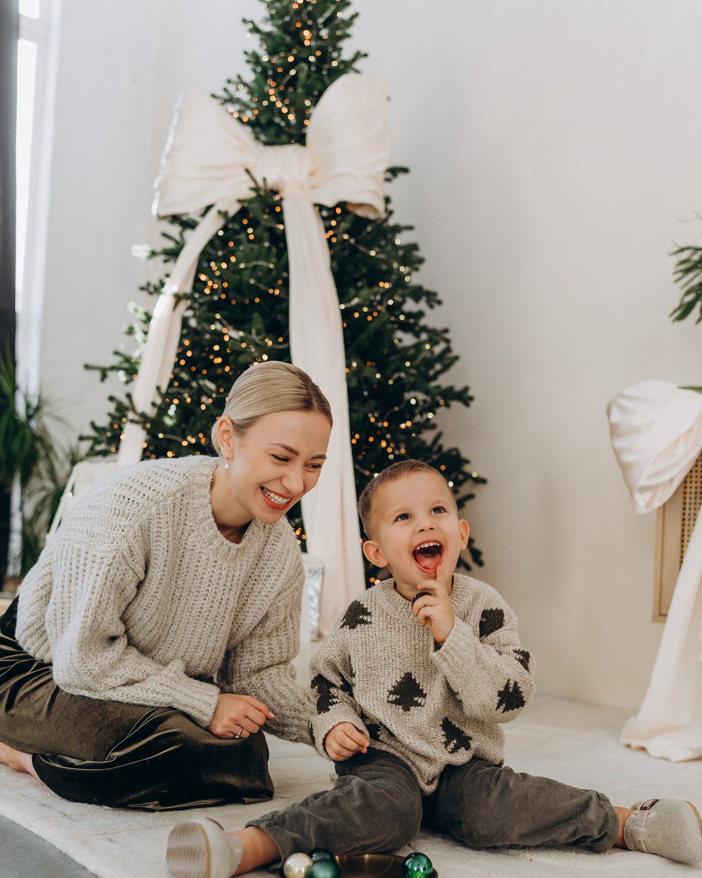 Дружина Віктора Павліка зачарувала новорічною фотосесією із сином: &quot;Цей світ для тебе&quot;