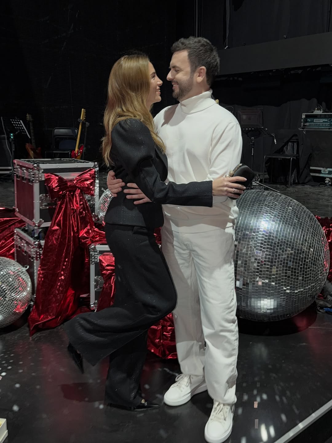 Праздничная элегантность: жена Решетника в черном костюме с блестками