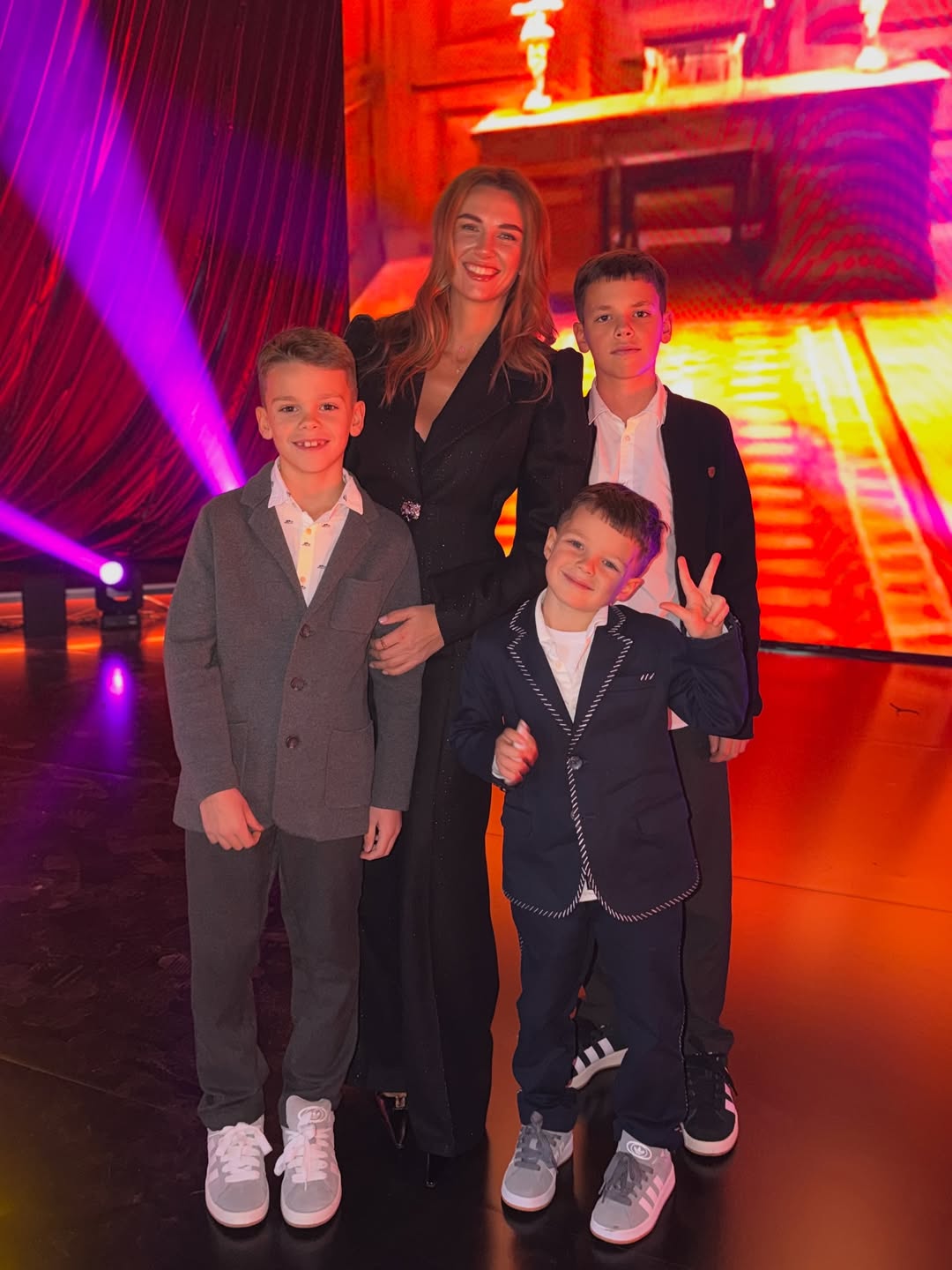 Праздничная элегантность: жена Решетника в черном костюме с блестками