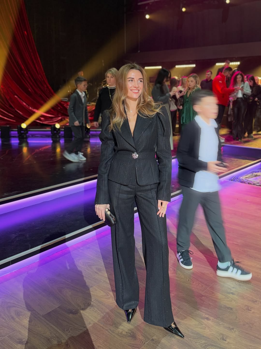 Праздничная элегантность: жена Решетника в черном костюме с блестками