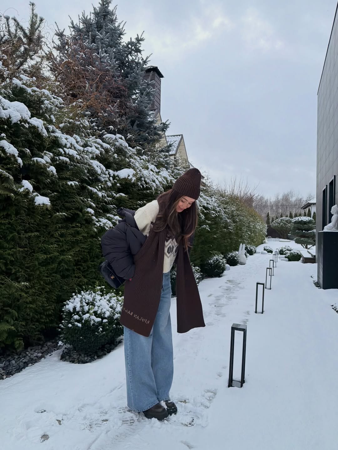 Какие головные уборы выбирают звезды: примеры от Кузнецовой, жены Решетника и Джамалы