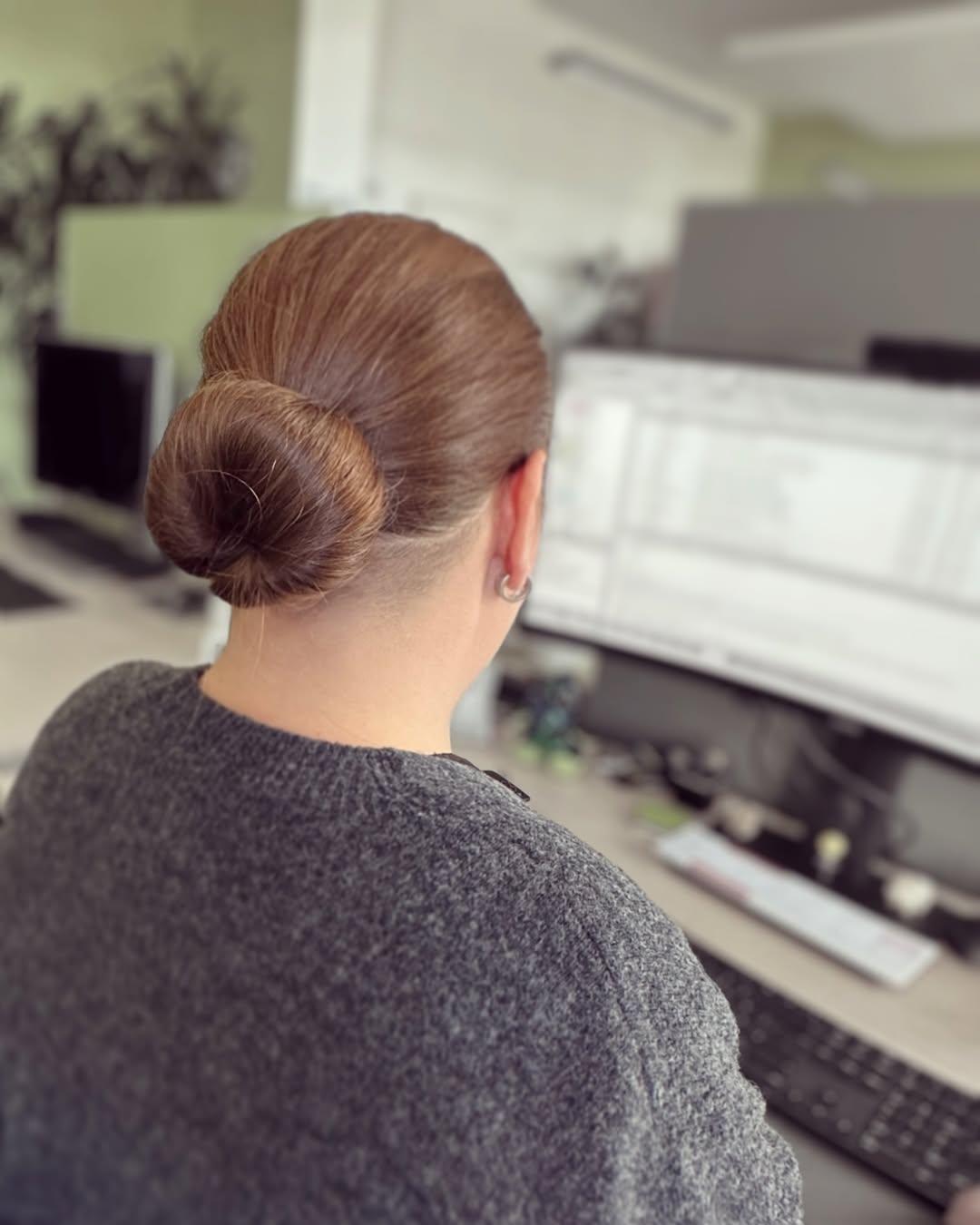 Зачіски на Великдень, які витримають дощ і вітер: 3 безпрограшні ідеї