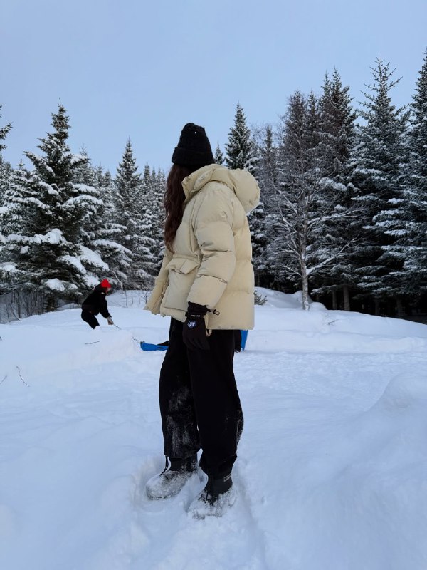 Даша Кацурина показала идеальный пуховик на зиму: стиль и комфорт