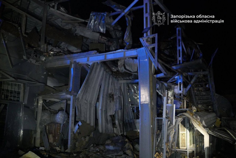 Russian attack on Zaporizhzhia leaves store in ruins and thousands of people without power