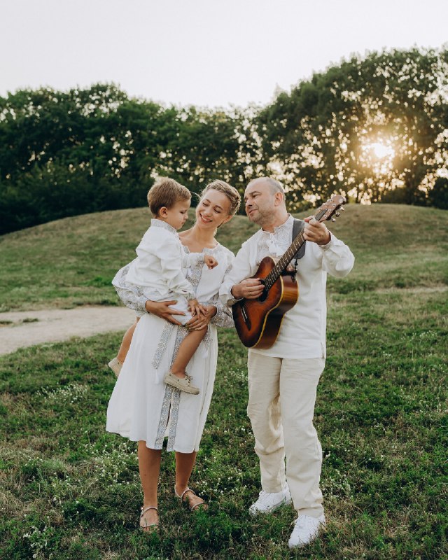 Дружина Віктора Павліка зачарувала новорічною фотосесією із сином: &quot;Цей світ для тебе&quot;