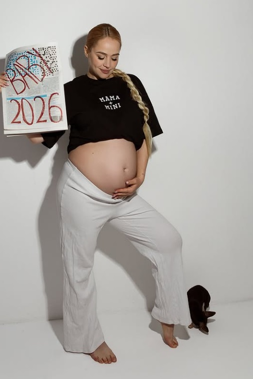 Беременная победительница "Холостяка-13" впервые показала животик на фото