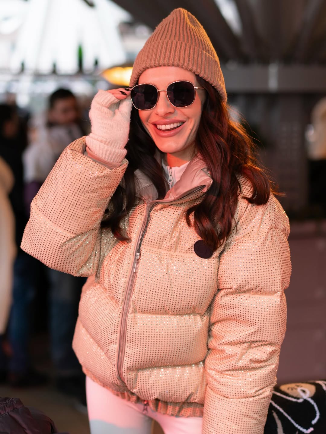 Зимний гламур в горах: Кристина Горняк в коротком пуховике и мунбутах