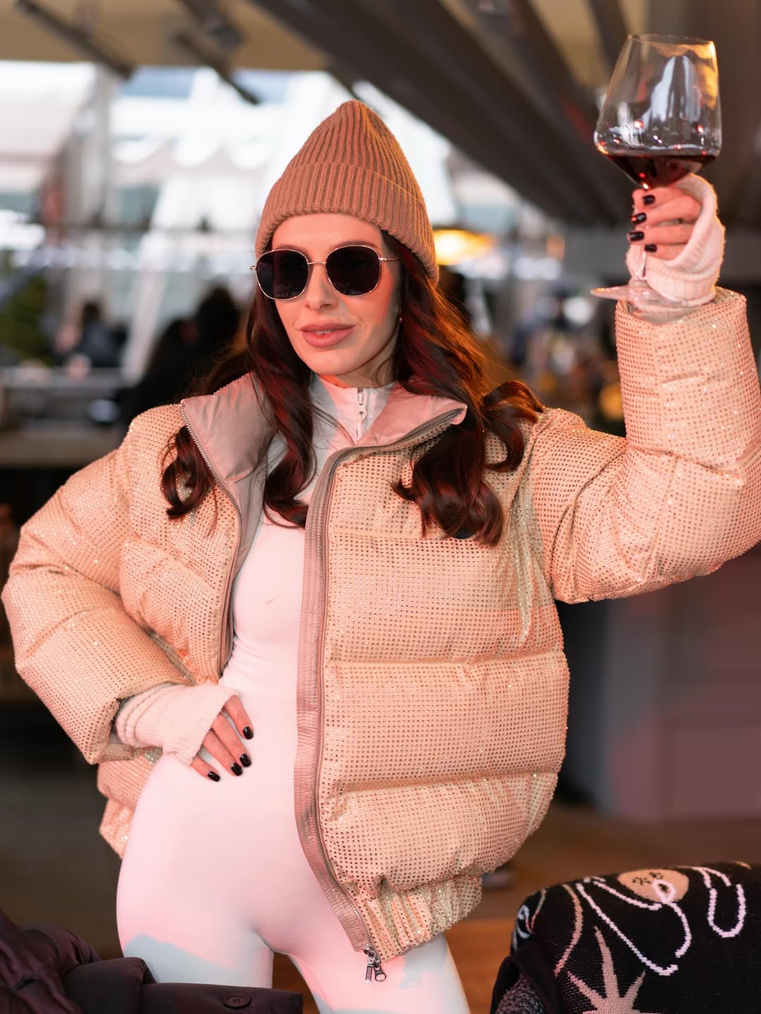 Зимний гламур в горах: Кристина Горняк в коротком пуховике и мунбутах