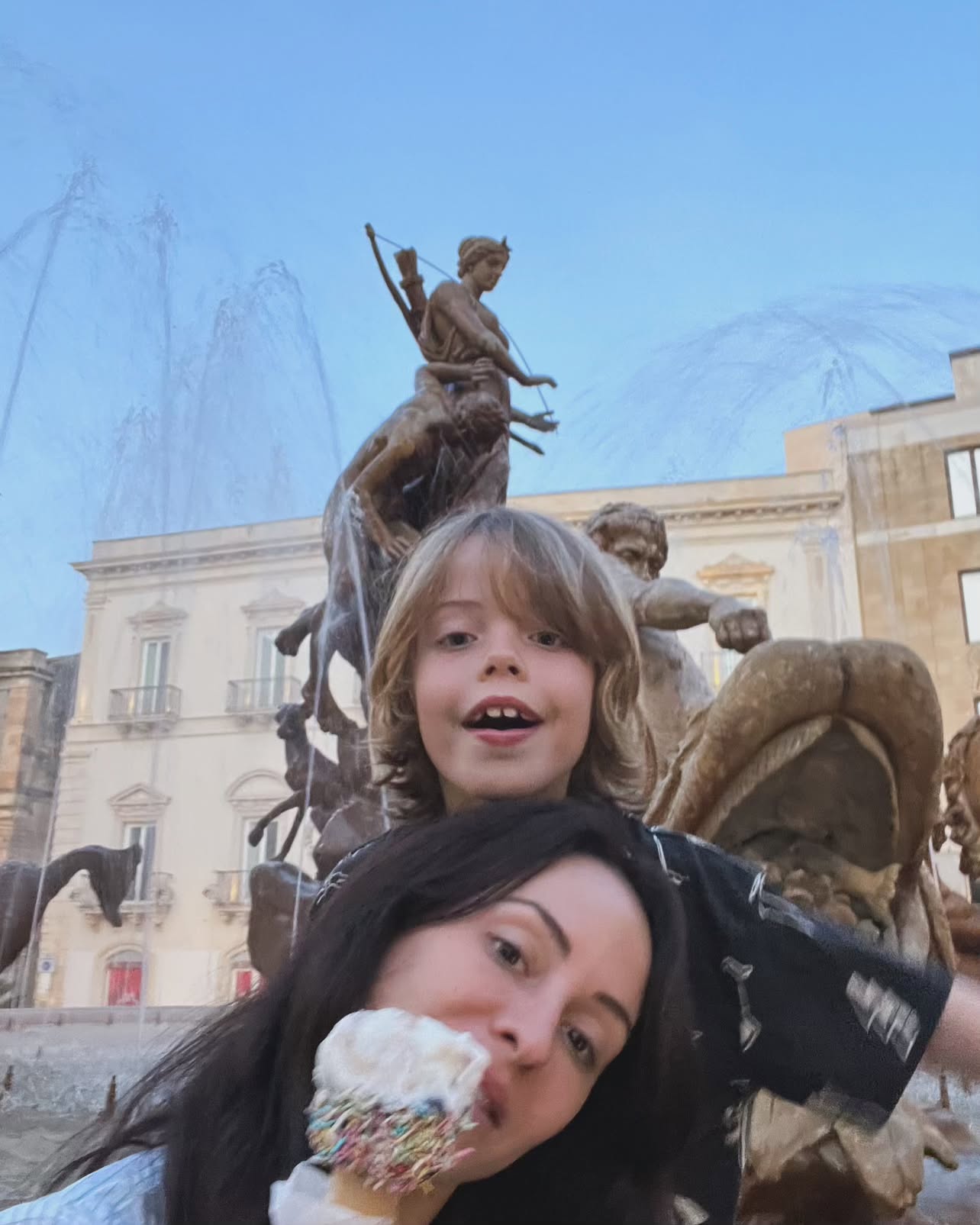 Самому младшему сыну Мика Джаггера исполнилось 8 лет: как выглядит ребенок 81-летнего рок-музыканта