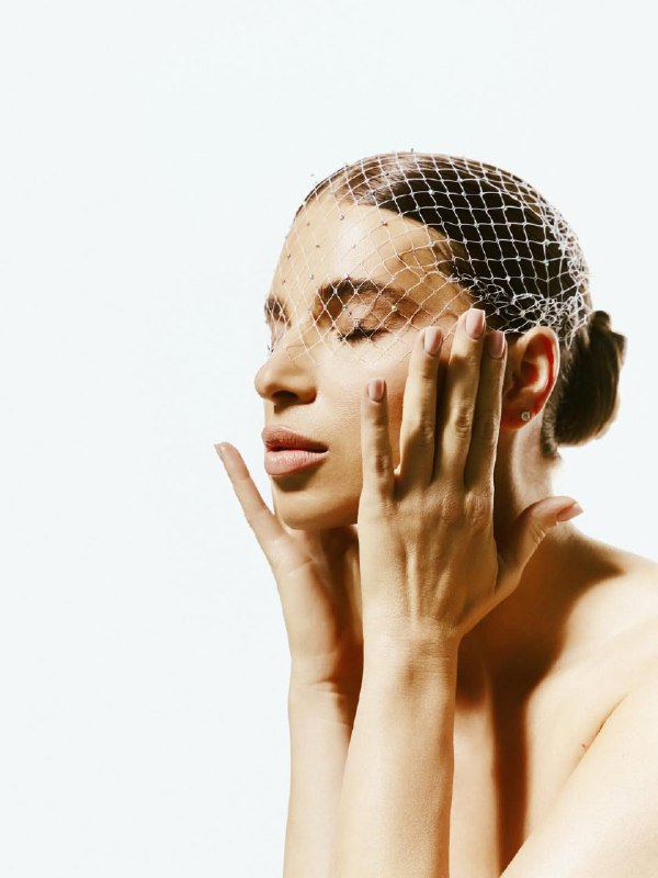 Вечірні сукні та червоні ботфорти: дружина Усика показала сміливі образи