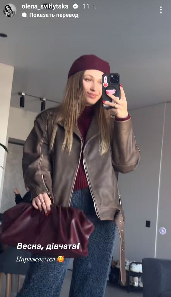 В кожаной куртке и модном кепи: актриса Светлицкая задает тренды