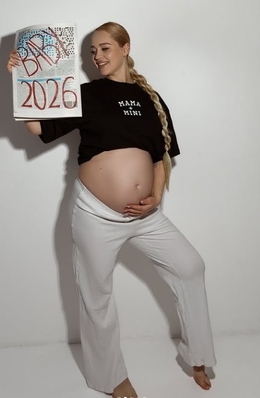 Беременная победительница "Холостяка-13" впервые показала животик на фото