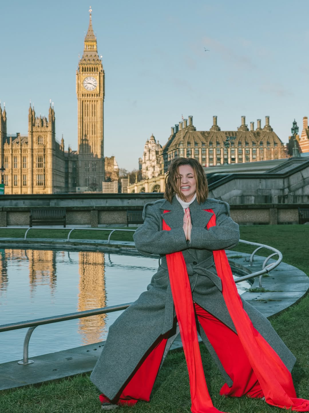 Серое пальто и красный акцент: стильный лондонский образ Оли Цыбульской