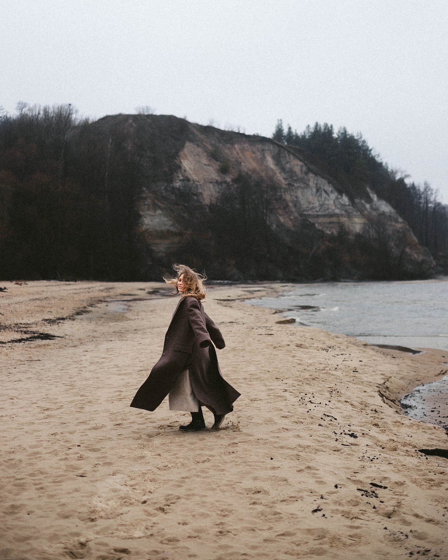 Анна Кошмал показалась с большим животиком на последних месяцах беременности (фото)