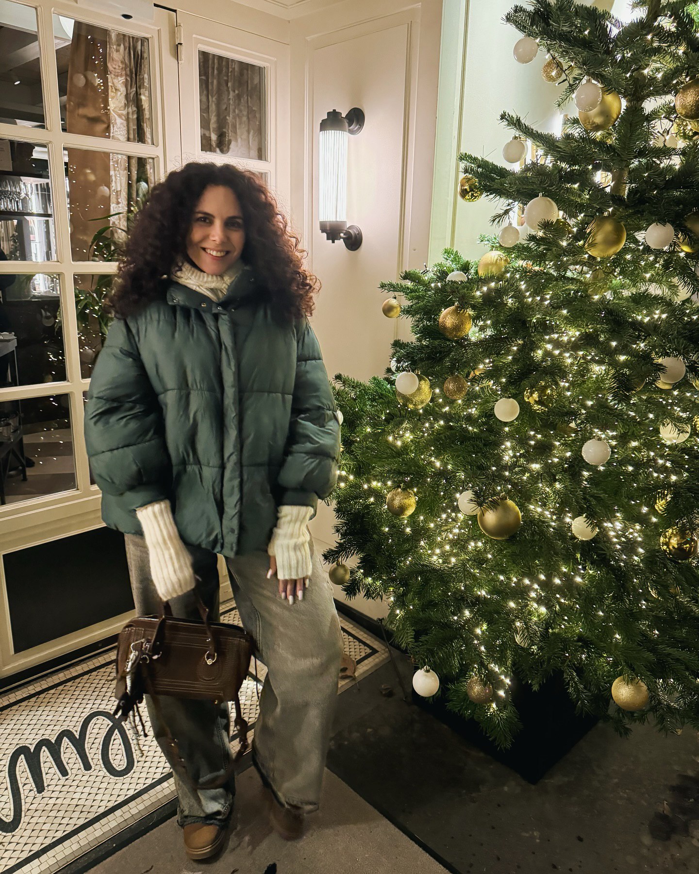 Об'ємний пуховик та пальто тедді - тренди верхнього одягу на зиму 2025: як їх носить Настя Каменських