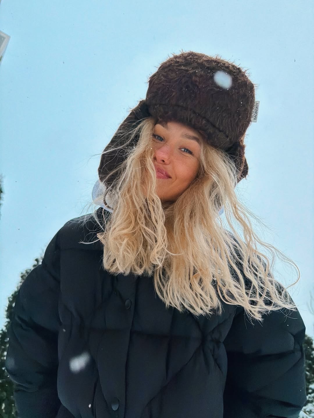 Шапка-ушанка снова в моде: Даша Квиткова показала актуальный зимний "лук"