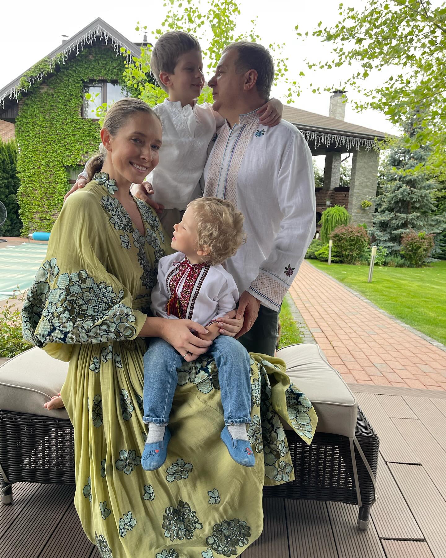 Без макіяжу та підборів. Осадча замилувала атмосферним різдвяним відео з Горбуновим і дітьми