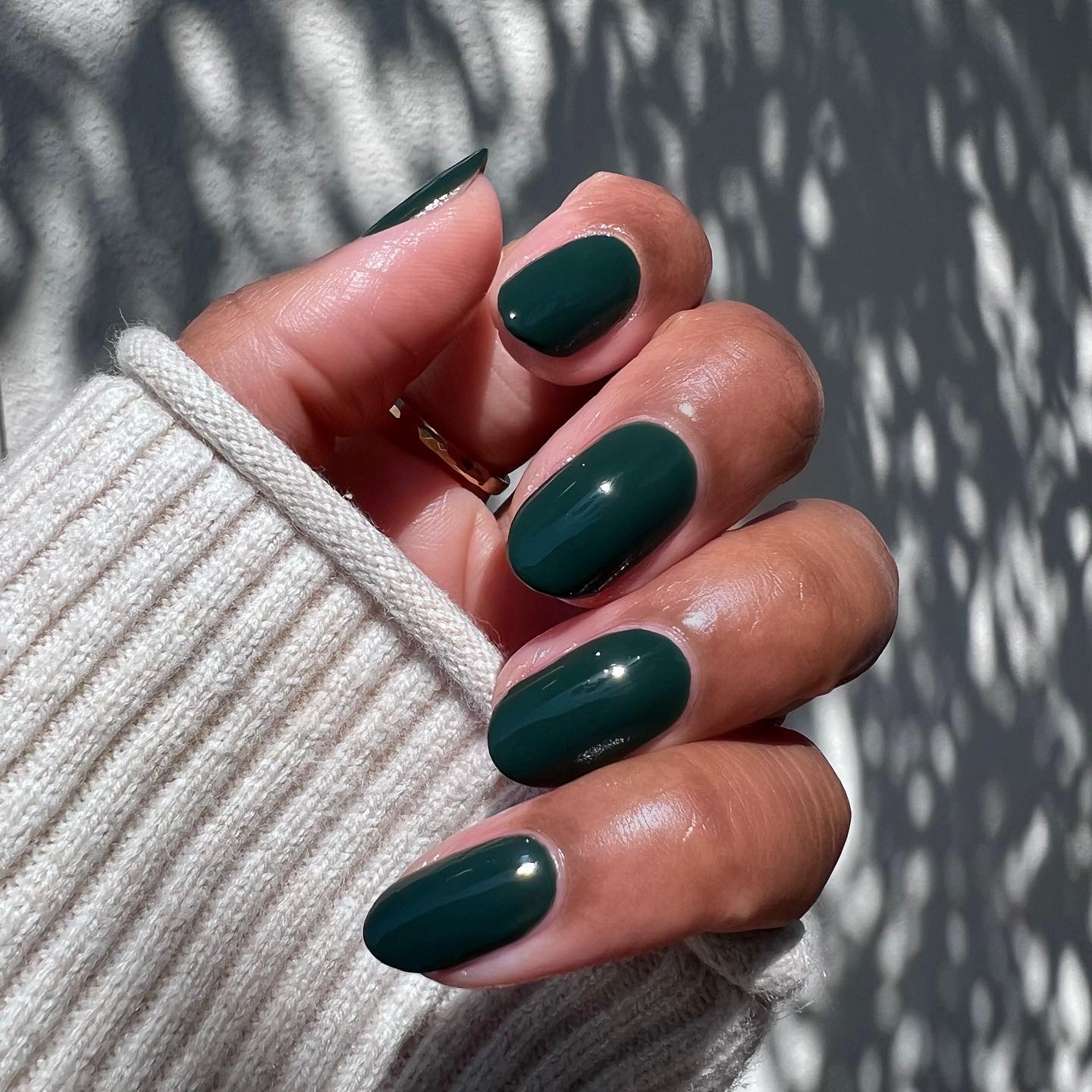 Чорна вишня та хром: найстильніші відтінки для манікюру на Різдво 2025