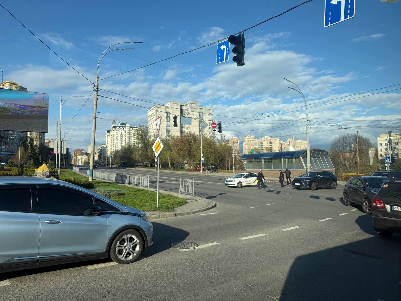 У Києві невідомий влаштував стрілянину і захопив супермаркет: є загиблі і поранені