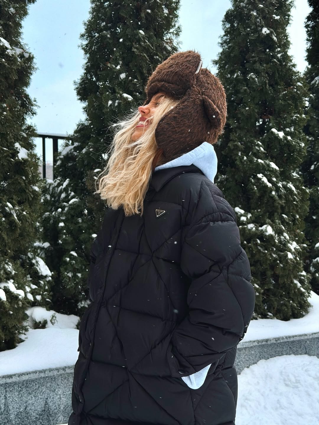 Шапка-ушанка снова в моде: Даша Квиткова показала актуальный зимний "лук"