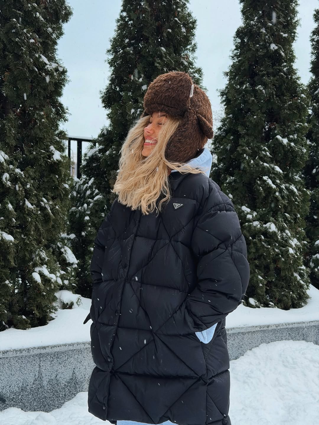 Шапка-ушанка снова в моде: Даша Квиткова показала актуальный зимний "лук"