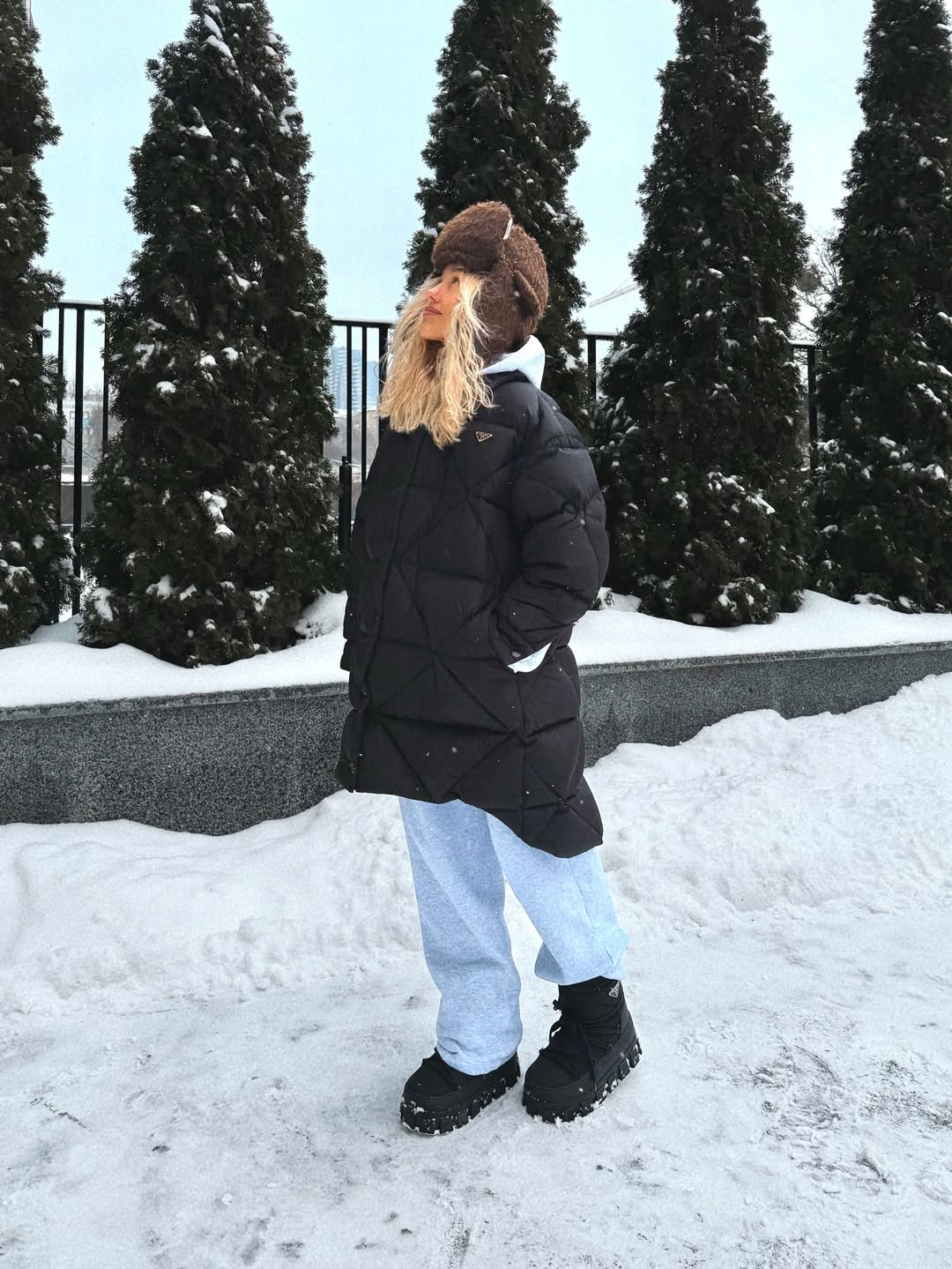 Шапка-ушанка снова в моде: Даша Квиткова показала актуальный зимний "лук"