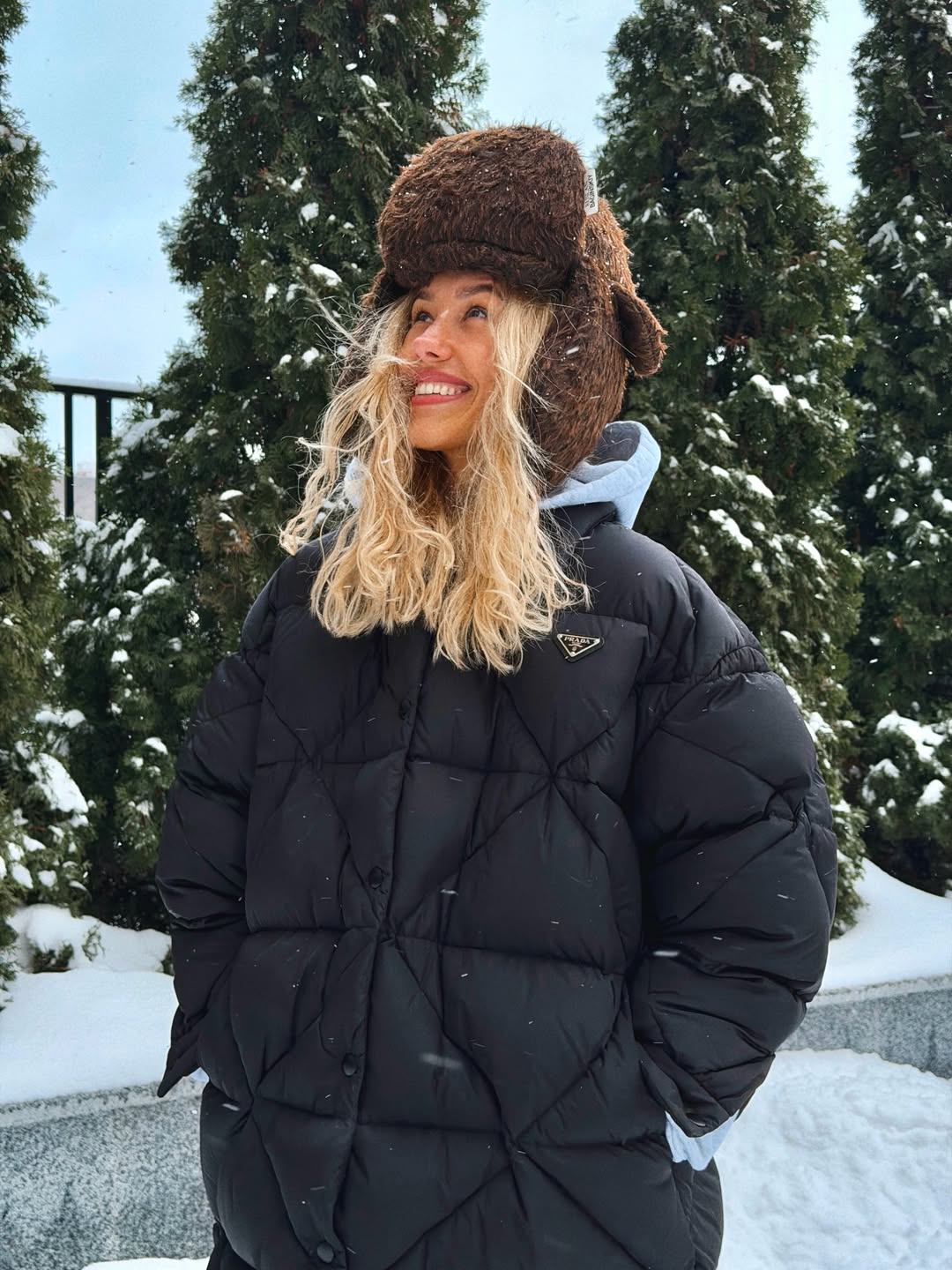 Шапка-ушанка снова в моде: Даша Квиткова показала актуальный зимний "лук"