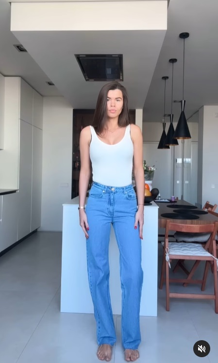 Джинси і жакет: зірка "Холостяка" показала стильний "лук" на кожен день