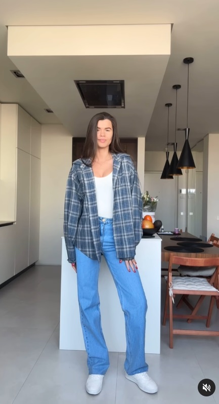 Джинсы и жакет: звезда "Холостяка" показала стильный "лук" на каждый день