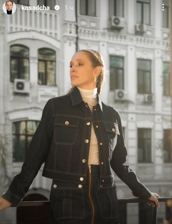 Как выглядит самый модный оттенок джинсов на весну-2025: пример от Кати Осадчей